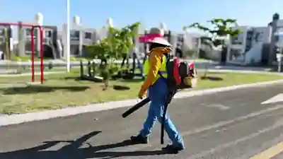 Colaborador de Entornos utilizando equipo de soplado durante labores de mantenimiento.